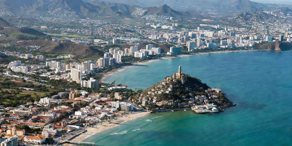 Aerial over Puerto Vallarta showing centro, Zona Romántica and the Hotel Zone along Banderas Bay